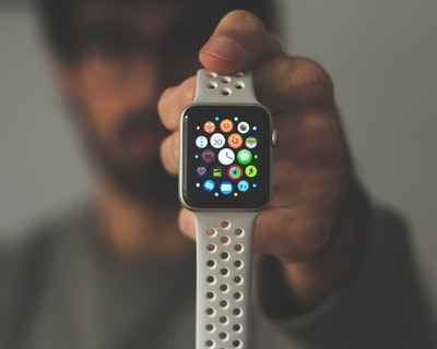 هل يمكنني استخدام ساعة ذكية مع جهاز iPhone الخاص بي